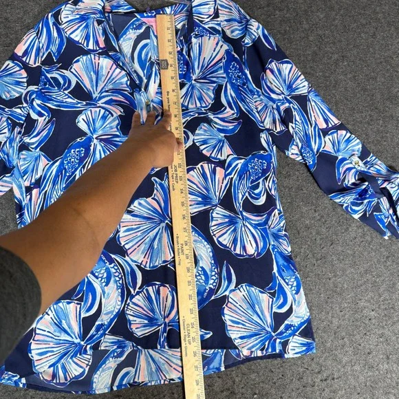 Lilly Pulitzer Elsa Top Blue Scale Up Koi Fish Shell Print Roll Tab Blouse L - Picture 7 of 9